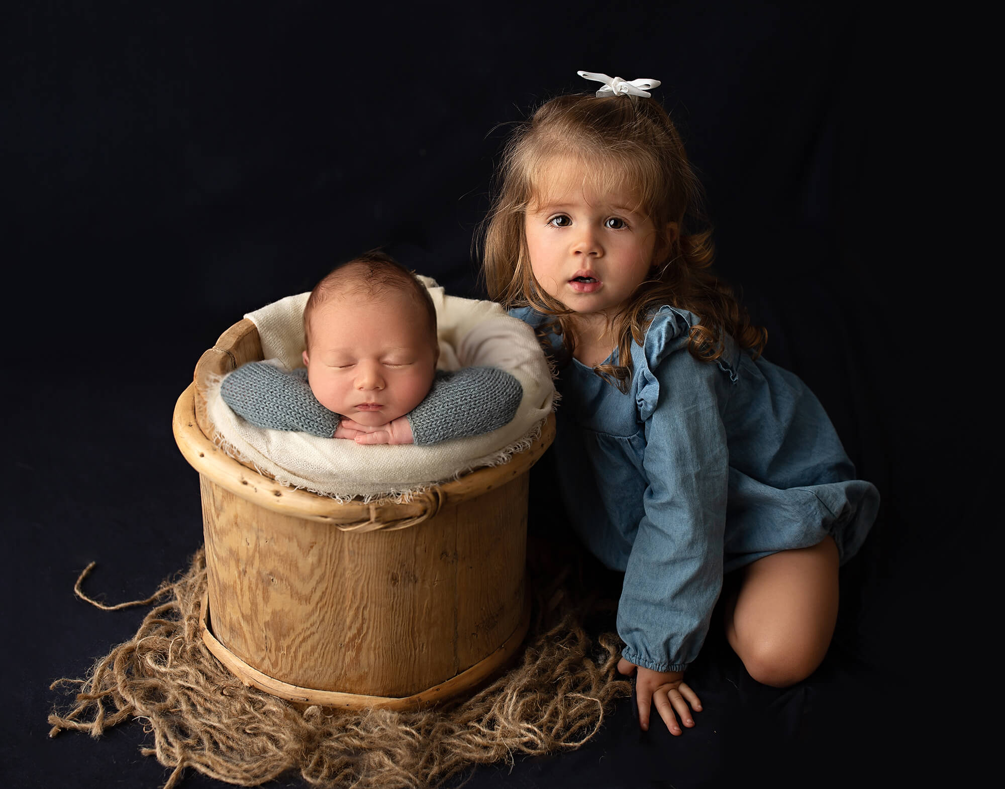 Newborn Photography Sunshine Coast | Big sister posing next to newborn brother in bucket at a buderim newborn photography session